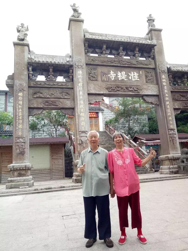 父母吃饭温馨的句子(陪父母去旅行优美句子)