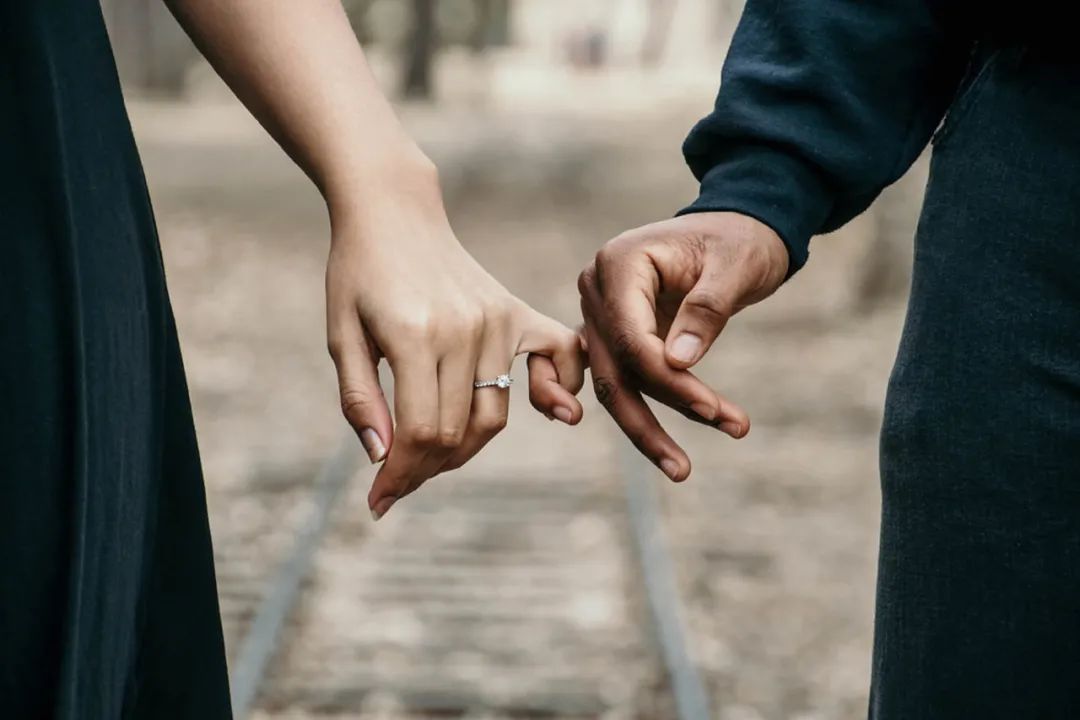 关于爱情的甜言蜜语(关于爱情情侣的甜言蜜语)