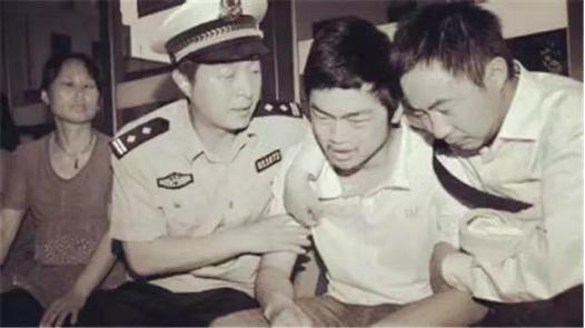 被亲人骗伤心的带字句子图片 被亲人骗伤心的带字句子图片